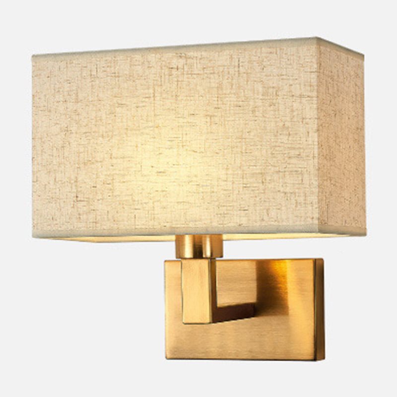 Postmodern Cuboid Vegglampe Stoff 1-Lys Sengelampe Lesevegglys i Hvit/Beige/Brown med Svart/Gull Arm | Luvikno