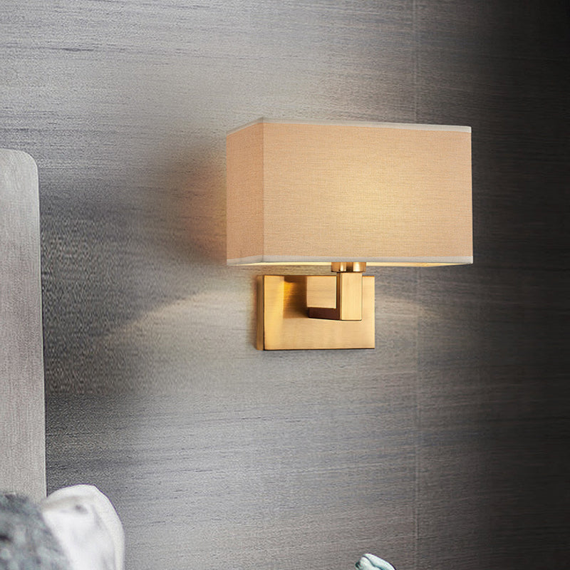 Postmodern Cuboid Vegglampe Stoff 1-Lys Sengelampe Lesevegglys i Hvit/Beige/Brown med Svart/Gull Arm | Luvikno
