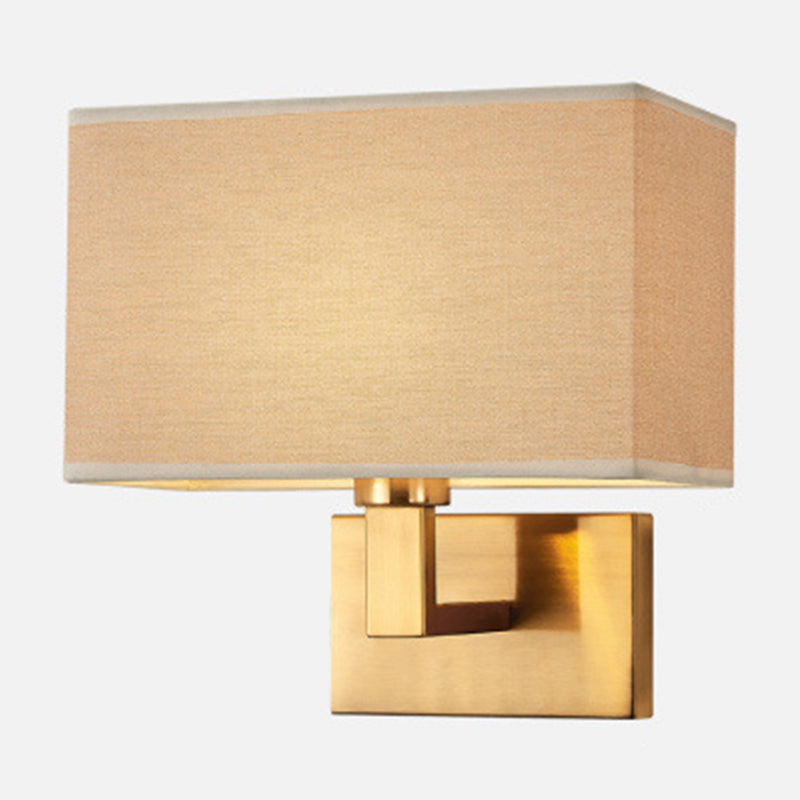 Postmodern Cuboid Vegglampe Stoff 1-Lys Sengelampe Lesevegglys i Hvit/Beige/Brown med Svart/Gull Arm | Luvikno