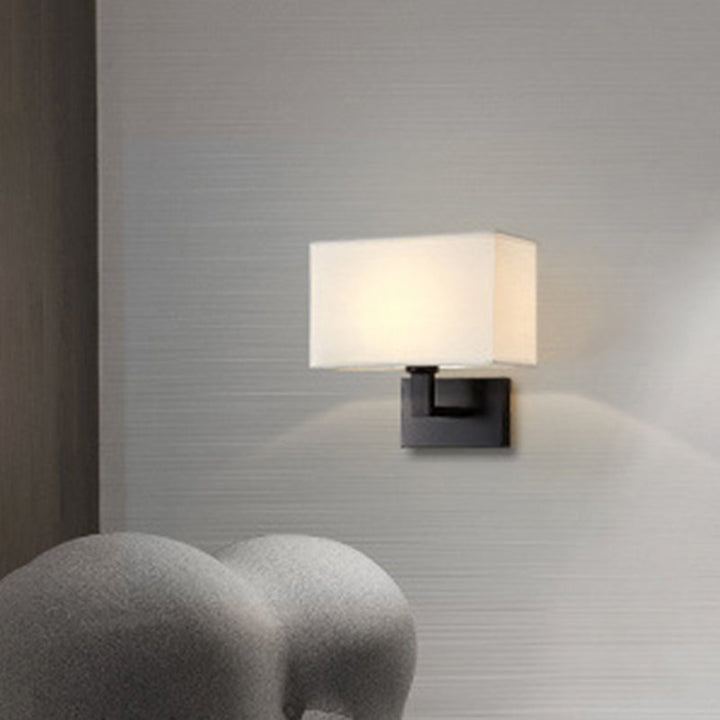 Postmodern Cuboid Vegglampe Stoff 1-Lys Sengelampe Lesevegglys i Hvit/Beige/Brown med Svart/Gull Arm | Luvikno