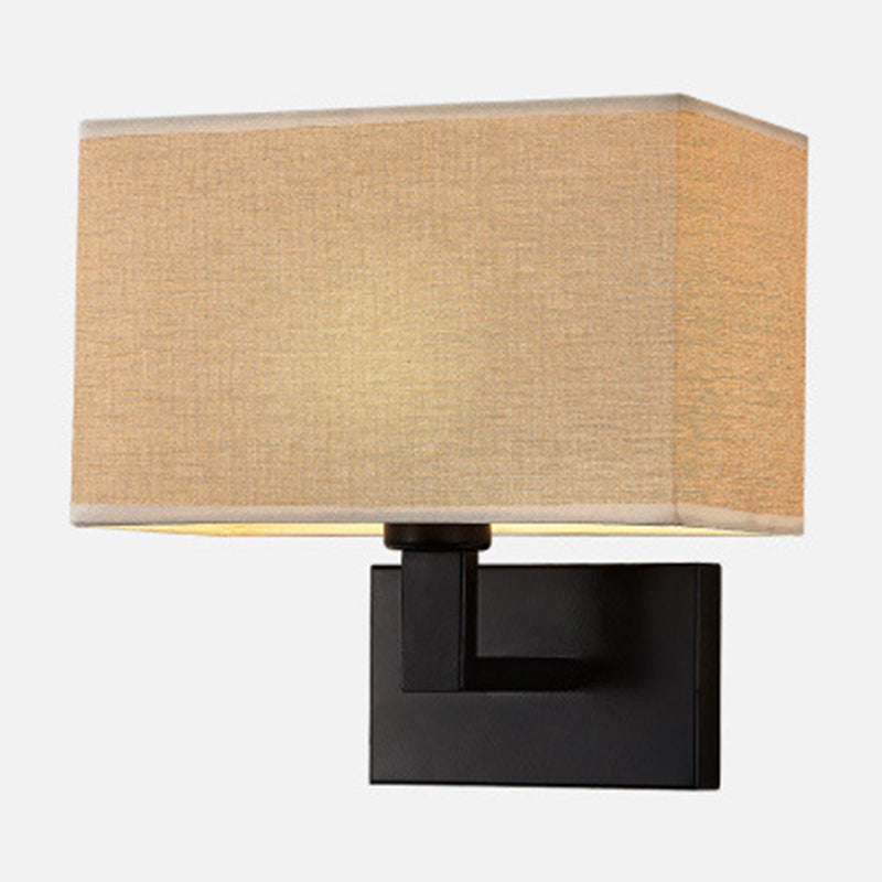 Postmodern Cuboid Vegglampe Stoff 1-Lys Sengelampe Lesevegglys i Hvit/Beige/Brown med Svart/Gull Arm | Luvikno