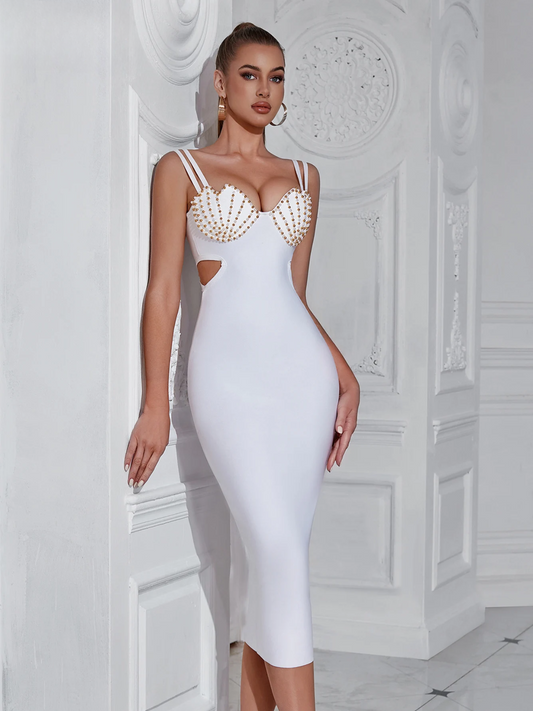 Nainen valkoisessa, simpukkarintaisessa vartalonmyötäisessä mekossa.