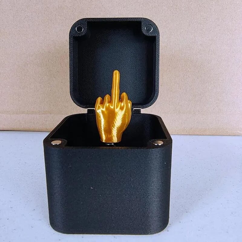 Midt finger i en boks | Luvikno
