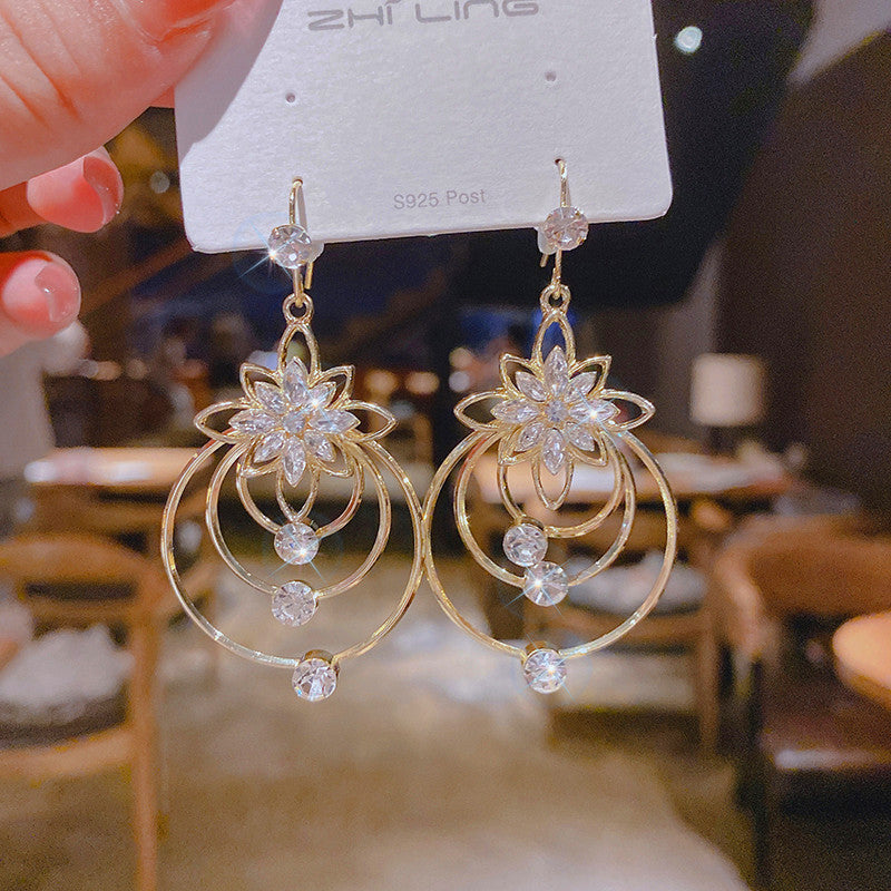 Crystal Lotus Tre Ringer Øredobber Luvikno