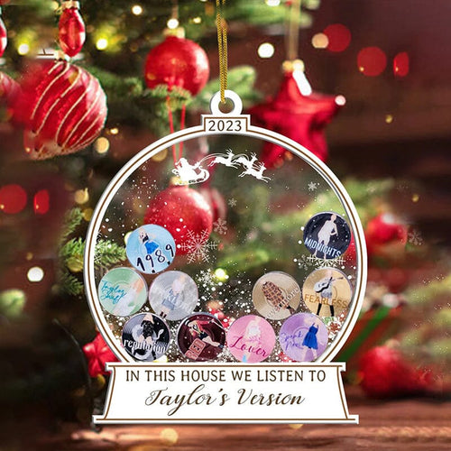🎅I Dette Huset Lytter Vi Til Taylors Versjon Ornament | Luvikno