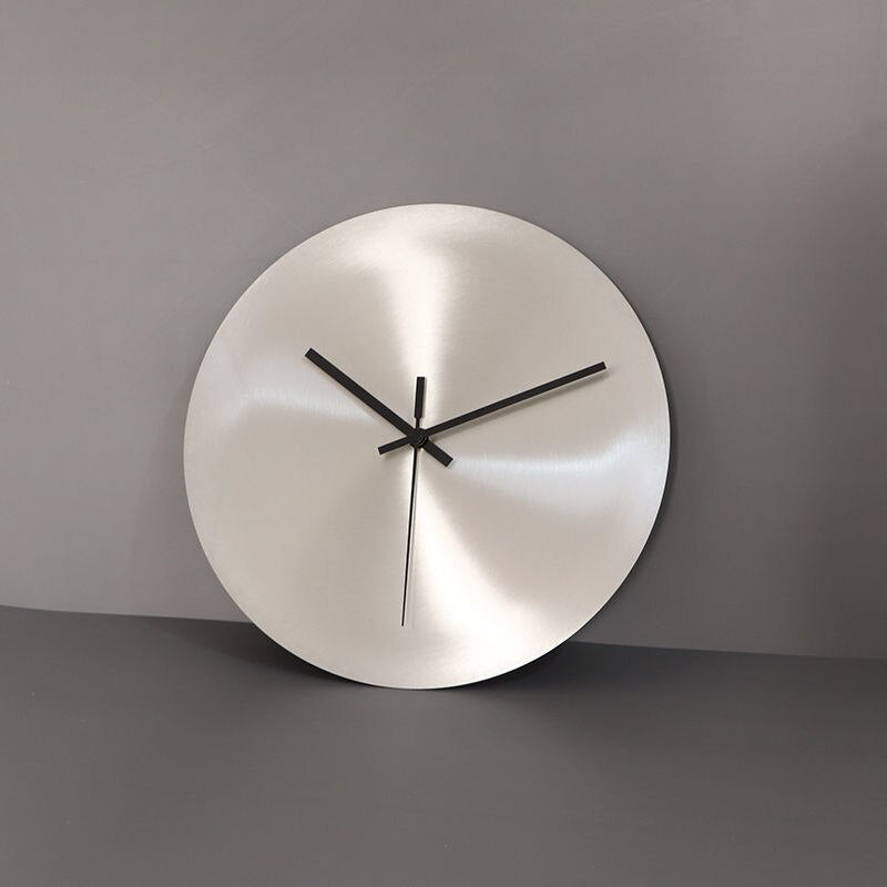 TijdStaal Veggklok – Moderne Rustfritt Stål Klokke med Elegant Design og Store Tall | Luvikno