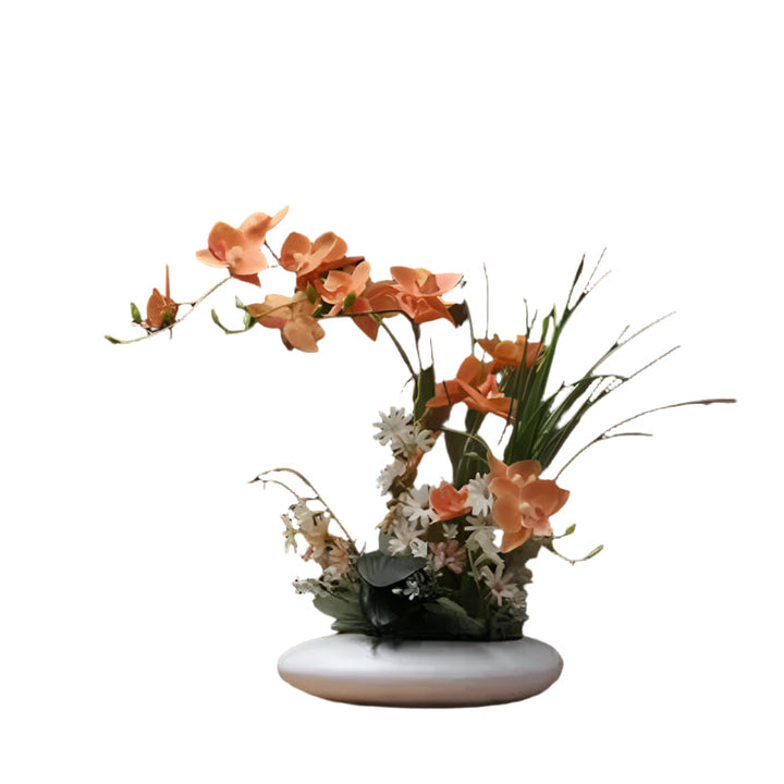 Livaktig blomsterarrangement i en moderne vase Luvikno