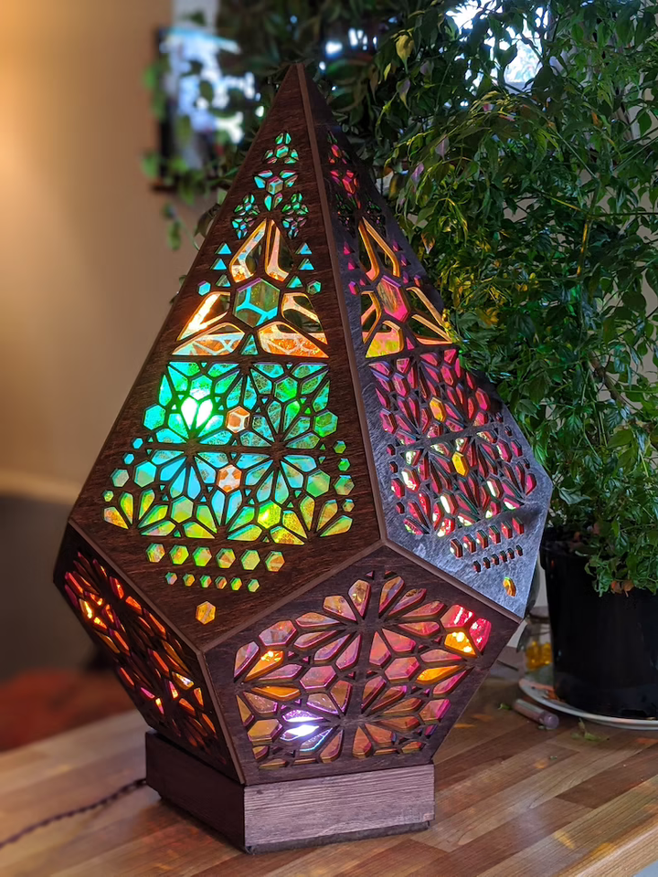 Farget glass stil LED bordlampe - LumiAura | Luvikno
