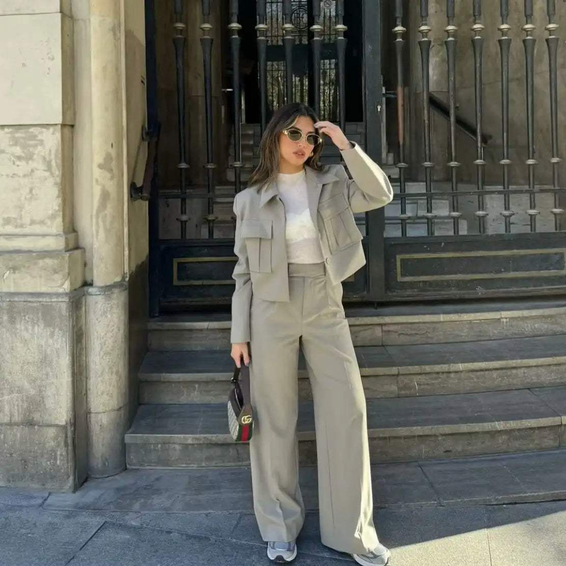 Luvik | Naisten puku - Tyylikäs - Lyhyt takki käytännöllisillä taskuilla ja leveät housut - Täydellinen rentoihin juhlatilaisuuksiin