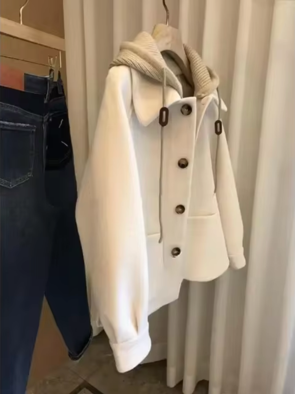 Luvik | Paksu takki hupulla