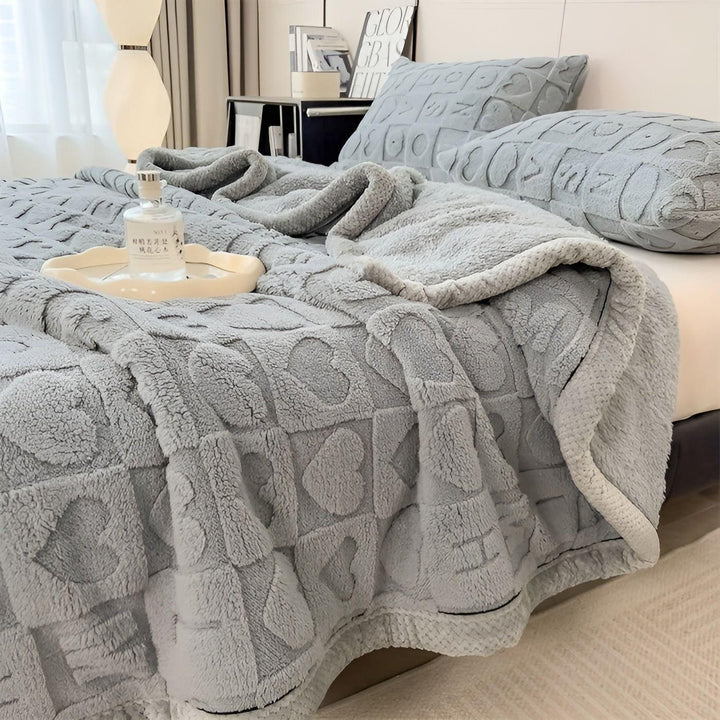 CoralDream Teppe - Varm Fleece Vinterteppe med Dobbeltsidig Hjerte- og Bokstavdesign | Luvikno