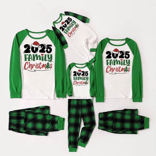 Luvik | Joulupukin hattu ja perheen joulun 2025 printti pitkähihainen paita vihreillä ja mustilla ruudullisilla joulupaitaseteillä
