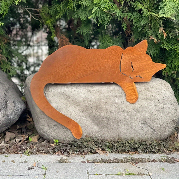 Luvikno | Hagefigur Sover Katt | Rustikk Design | Værbestandig Jern | Dekorativ Høydepunkt for Utendørsområder