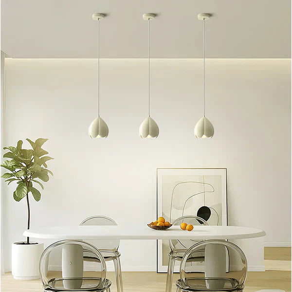 Luvikno | FlowerGlow Pendant - Elegant kremfarget pendant for varme atmosfæriske interiører