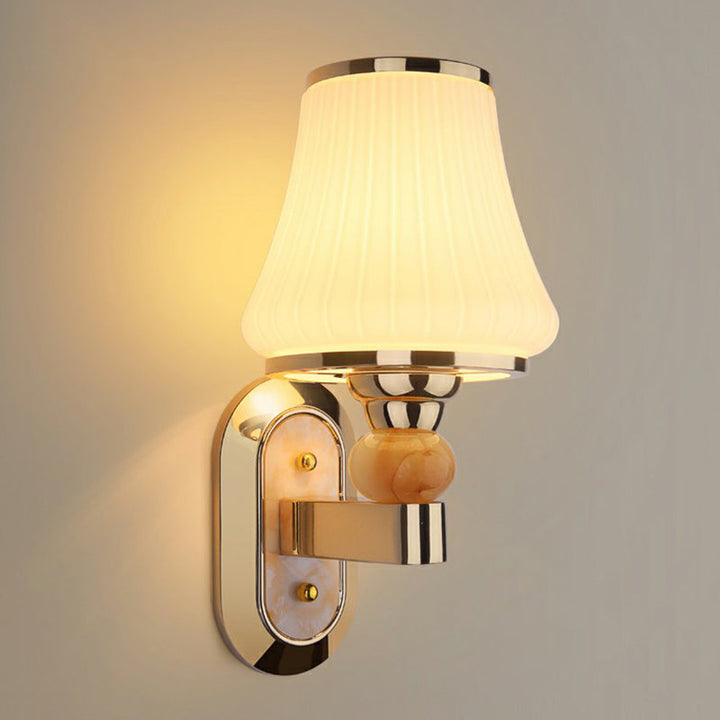 Simplicity Flared Veggmontert Belysning Enkel Matt Hvit Glass Lampe i Gull | Luvikno