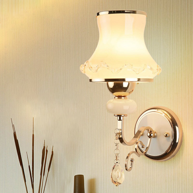 Simplicity Flared Veggmontert Belysning Enkel Matt Hvit Glass Lampe i Gull | Luvikno