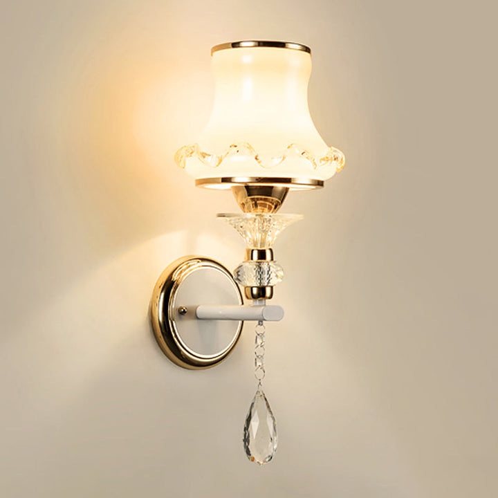 Simplicity Flared Veggmontert Belysning Enkel Matt Hvit Glass Lampe i Gull | Luvikno