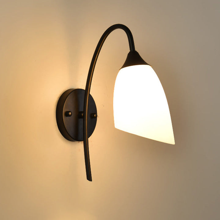 Svart finish gåsehalsslampa rustikt metall 1 pære soverom vegglampe med melkefarget glasskjerm | Luvikno
