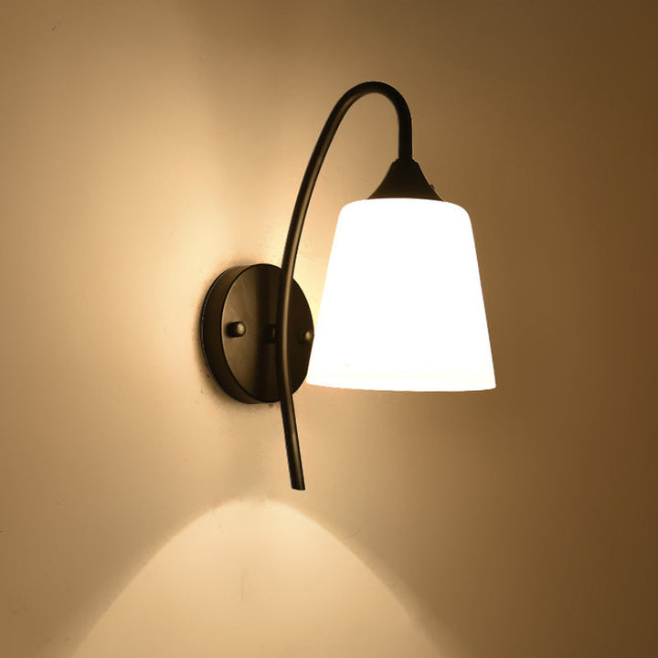 Svart finish gåsehalsslampa rustikt metall 1 pære soverom vegglampe med melkefarget glasskjerm | Luvikno
