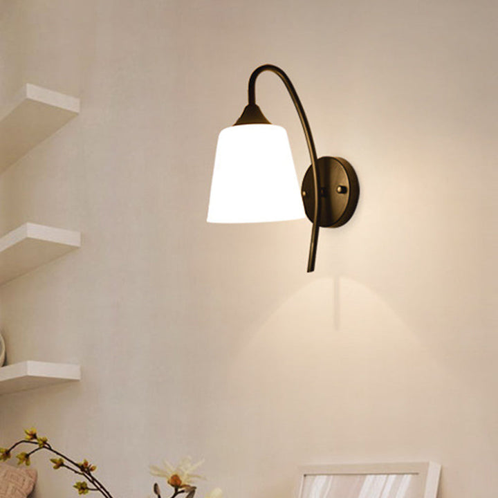 Svart finish gåsehalsslampa rustikt metall 1 pære soverom vegglampe med melkefarget glasskjerm | Luvikno
