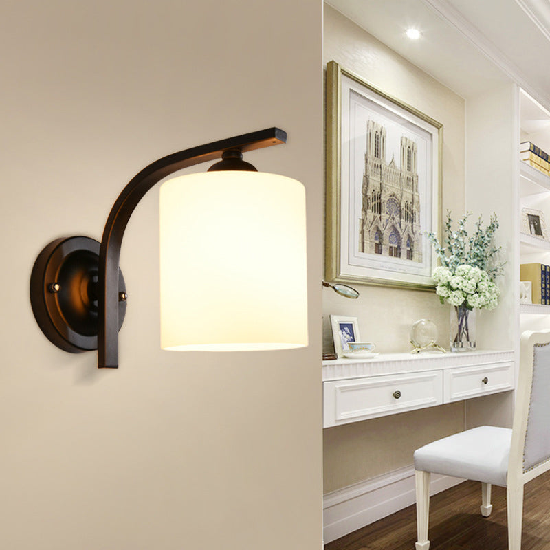 Sylinderisk Hvit Glass Vegglampe Vintage 1 Hode Korridor Vegglys med Buet Arm i Svart | Luvikno