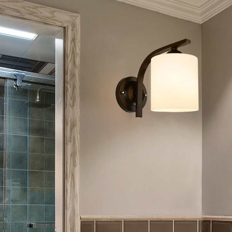 Sylinderisk Hvit Glass Vegglampe Vintage 1 Hode Korridor Vegglys med Buet Arm i Svart | Luvikno