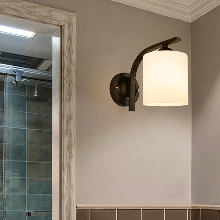 Sylinderisk Hvit Glass Vegglampe Vintage 1 Hode Korridor Vegglys med Buet Arm i Svart | Luvikno