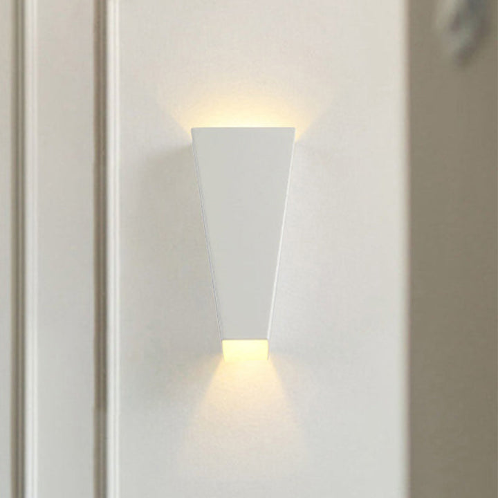 Minimalistisk Stil Trapezoid Veggvasker Lys Aluminium Varm/Hvit Belysning LED Sengelampe i Svart/Hvit | Luvikno