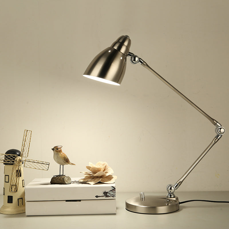 Luvikno | Industriell bordlampe laget av metall med justerbar arm og klokkeformet skjerm