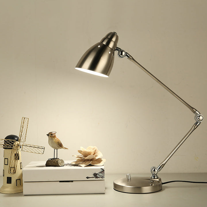 Luvikno | Industriell bordlampe laget av metall med justerbar arm og klokkeformet skjerm