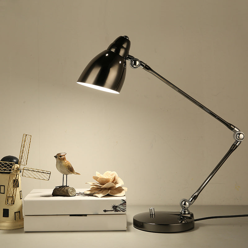 Luvikno | Industriell bordlampe laget av metall med justerbar arm og klokkeformet skjerm