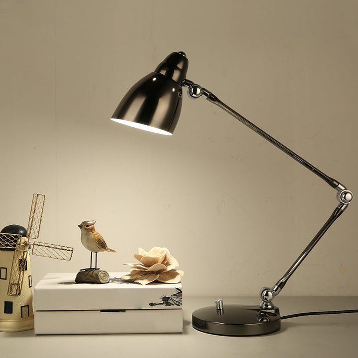 Luvikno | Industriell bordlampe laget av metall med justerbar arm og klokkeformet skjerm
