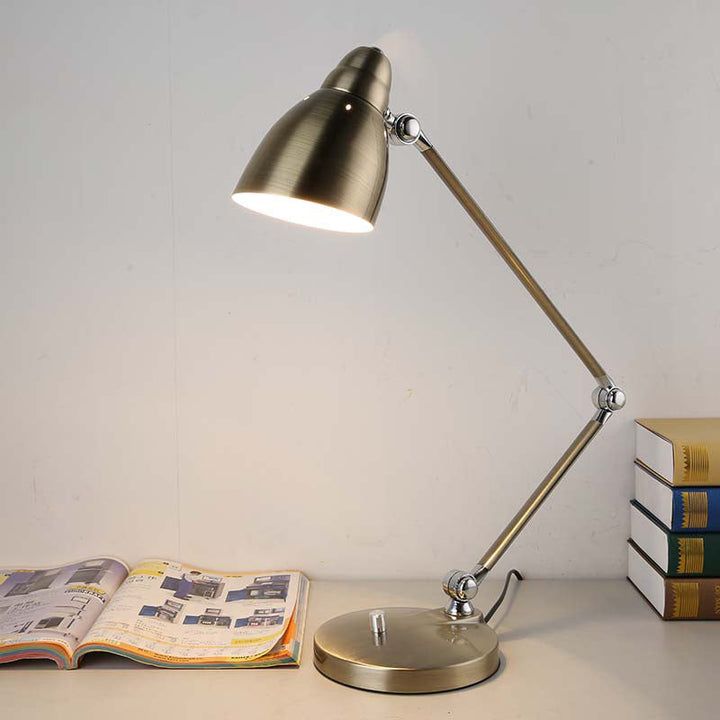 Luvikno | Industriell bordlampe laget av metall med justerbar arm og klokkeformet skjerm
