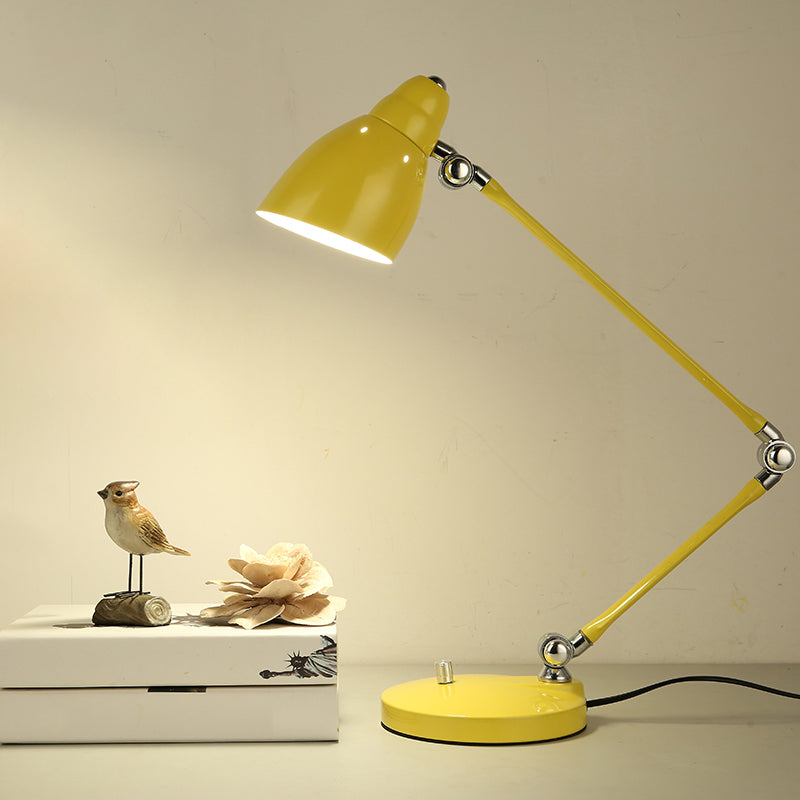 Luvikno | Industriell bordlampe laget av metall med justerbar arm og klokkeformet skjerm