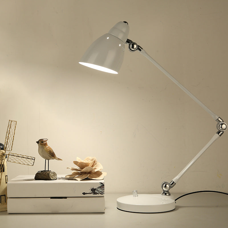 Luvikno | Industriell bordlampe laget av metall med justerbar arm og klokkeformet skjerm