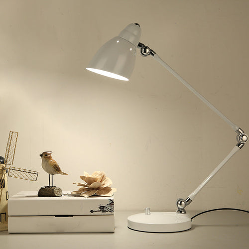 Luvikno | Industriell bordlampe laget av metall med justerbar arm og klokkeformet skjerm