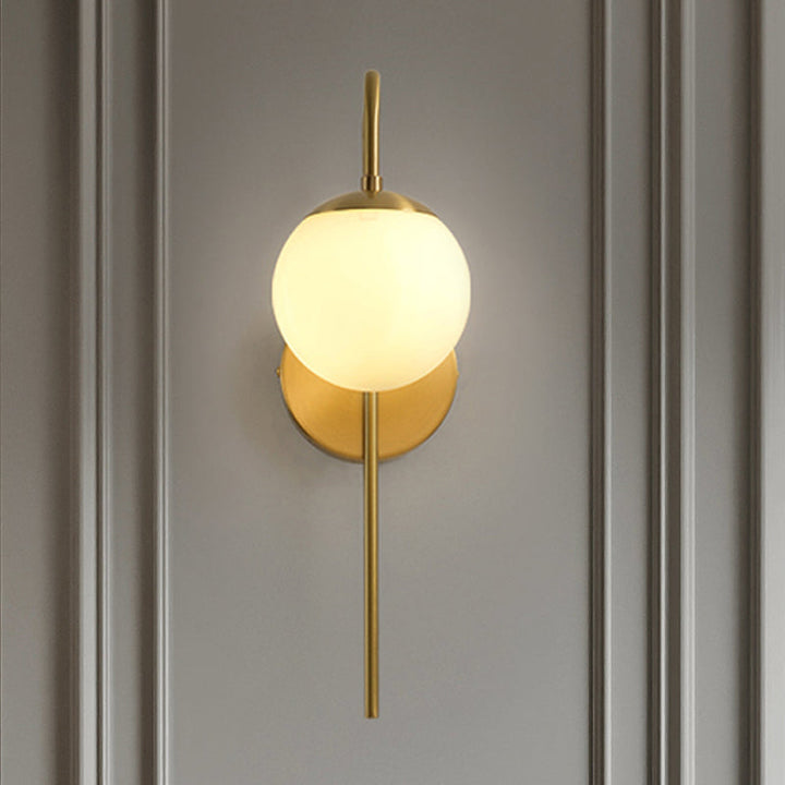 Sphere Veggmontert Lampe Minimal Frostet Glass 1 Pære Hvit Sconse Belysning med Gylden Gåsehalsarm | Luvikno