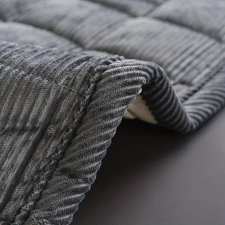 LuxeShield Quiltmatte — Transformér sofaen din til en feilfri oase av komfort og beskyttelse | Luvikno