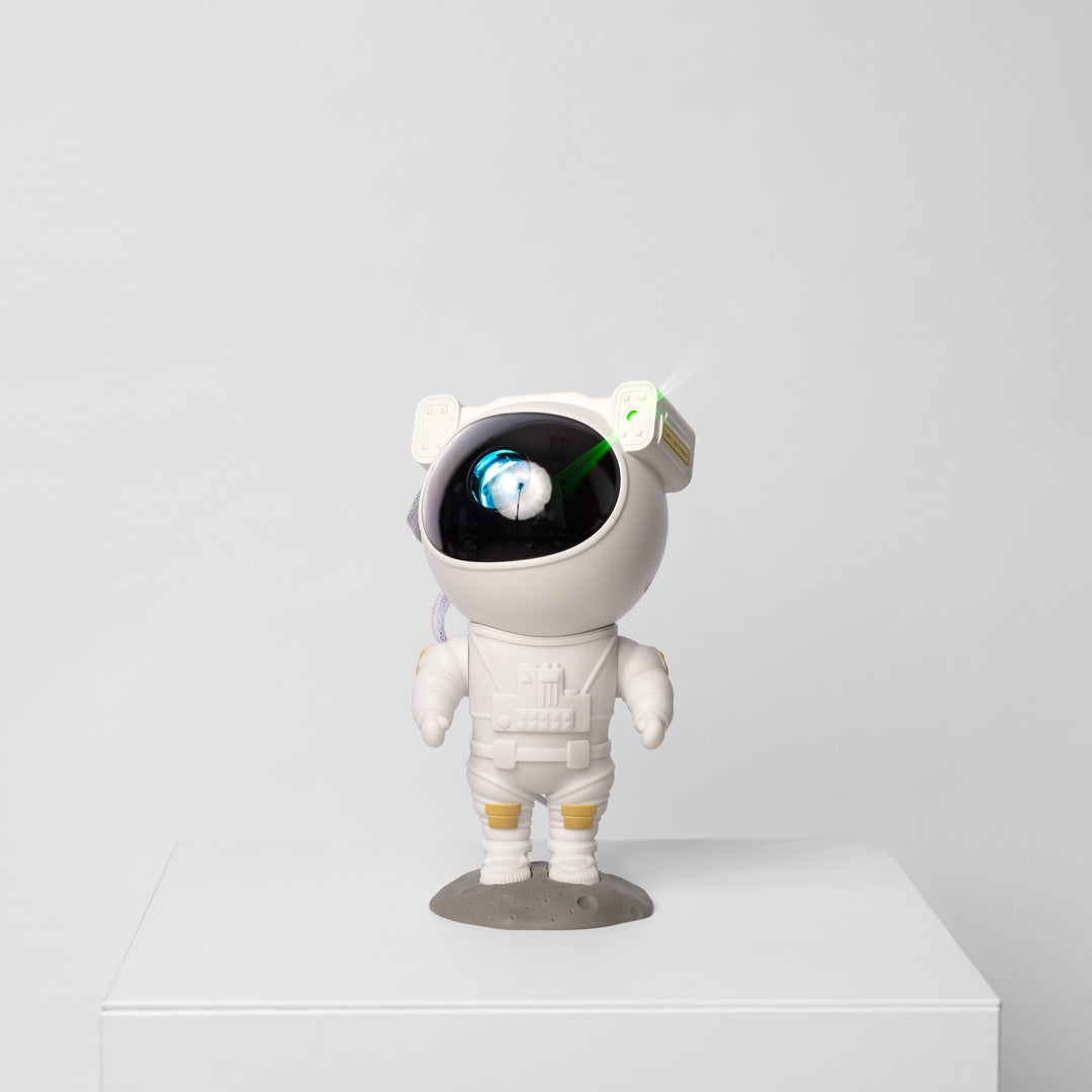 Stjernete LED-projektor – Astronautlampe med 360° roterende hode og fjernkontroll for soverom og stue | Luvikno