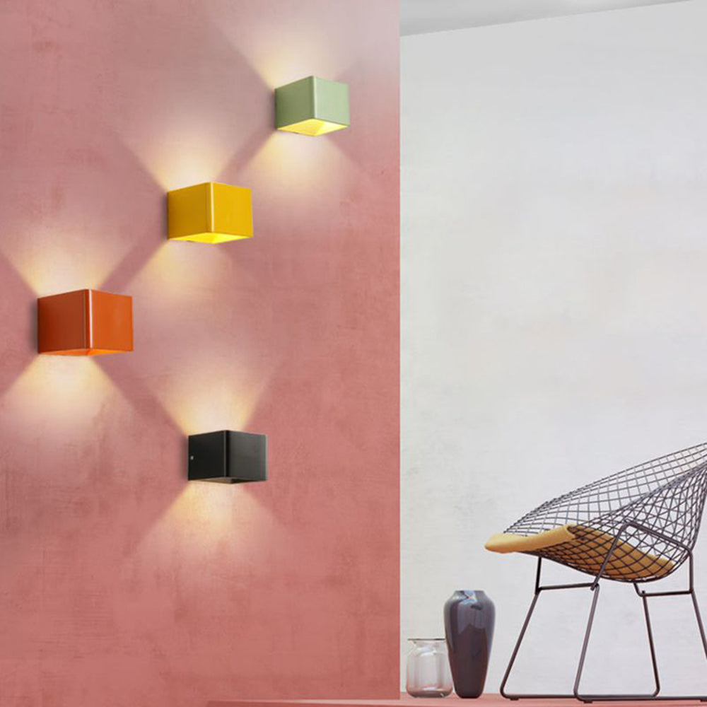 LumiBox - Firkantet LED Vegglampe | Modern Design i Svart, Hvit og Grønn for Soverom og Stue | Luvikno