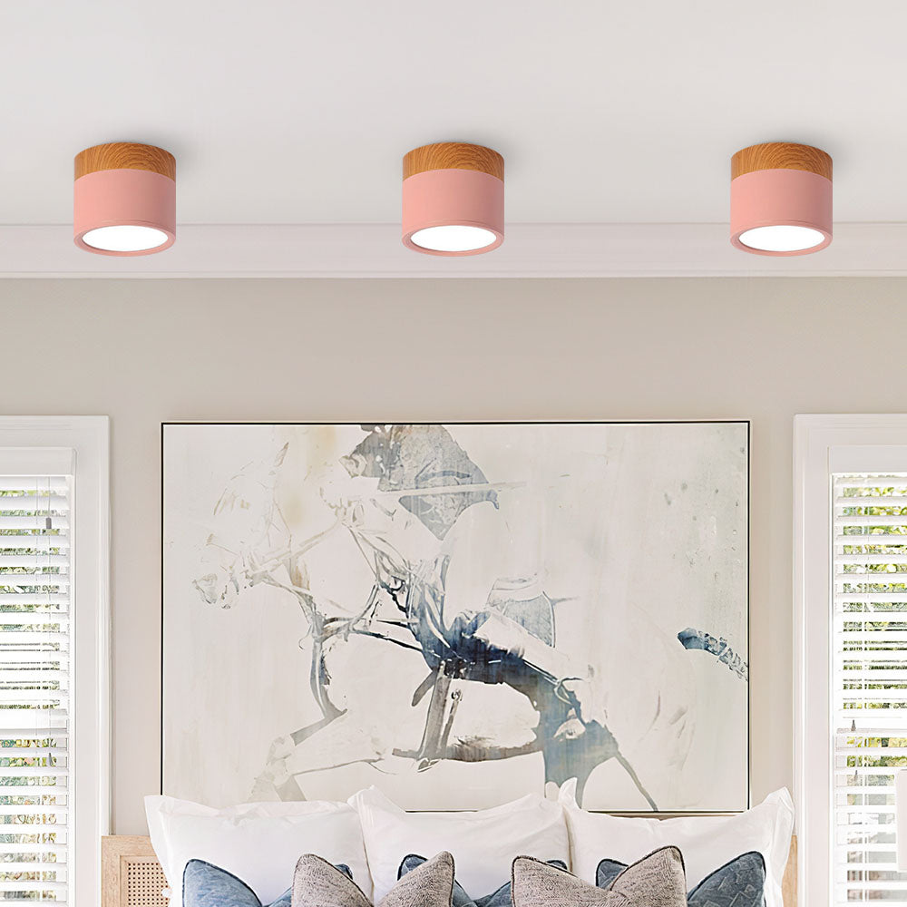 Taklampe med rosa flush trefinish Luvikno