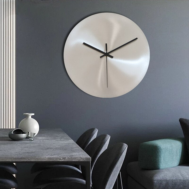 TijdStaal Veggklok – Moderne Rustfritt Stål Klokke med Elegant Design og Store Tall | Luvikno