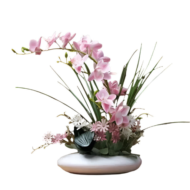 Livaktig blomsterarrangement i en moderne vase Luvikno