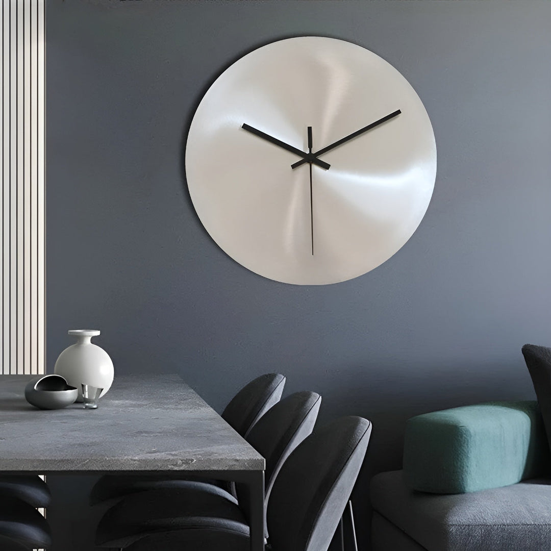 Veggur i skandinavisk industriell design – Sølv rund klokke | Moderne hjemmeeier for stue | Luvikno