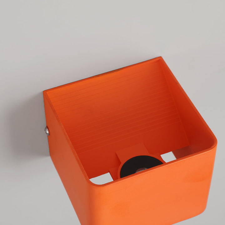 Firkantet vegglampe med unikt design Luvikno