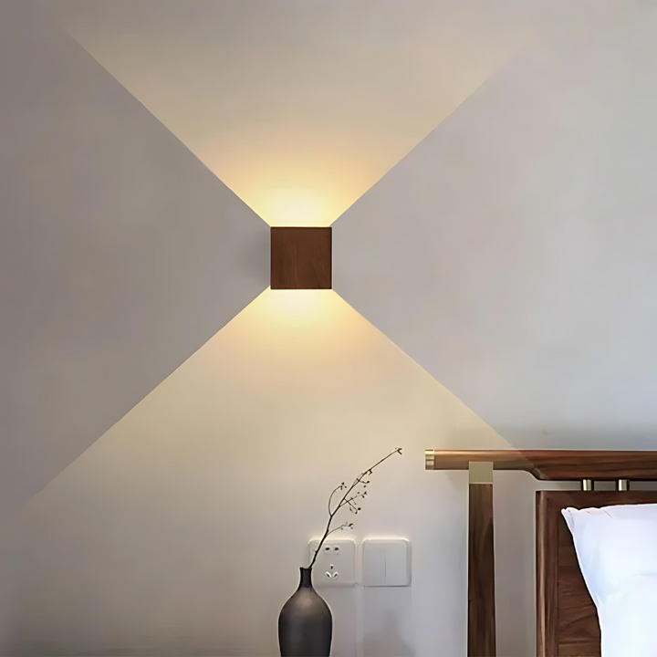 Luvikno | NordiLume | Skandinavisk firkantet trevegglampe