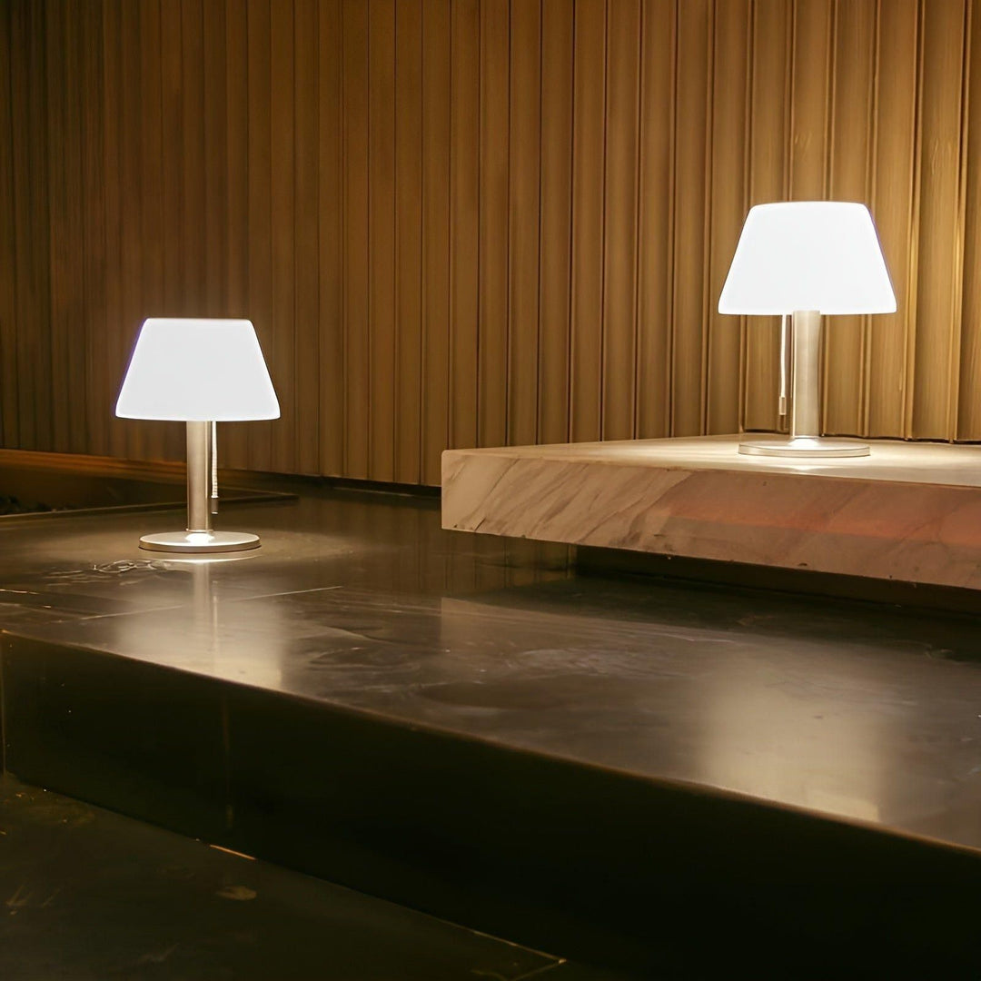 Elegant solid bordlampe for utendørs sjarm Luvikno