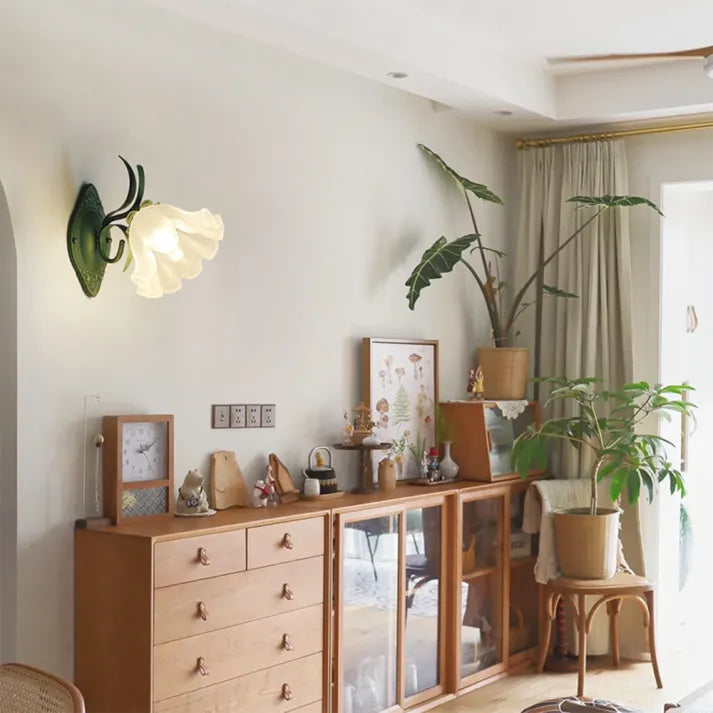 Luvikno | LilyGlow Vegglampe - Elegant naturinspirert belysning