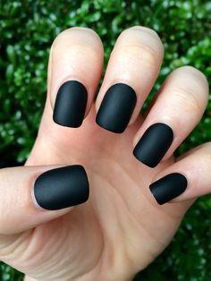 Midnight Matte Black Neglelakk | Luvikno