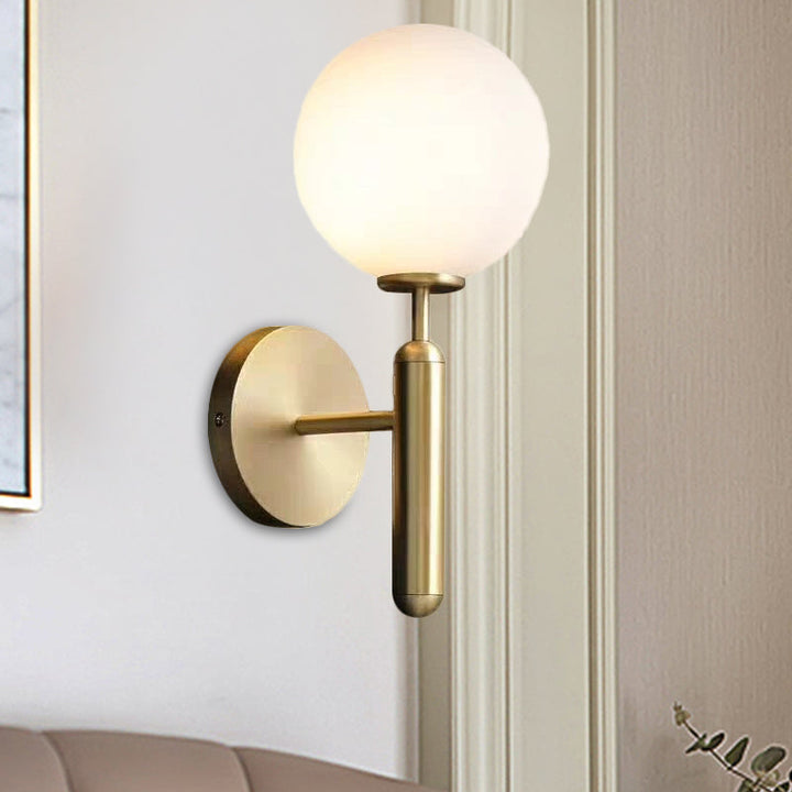 Milky Glass Ball Vegglampe Moderne 1 Hode Messing Veggmontert Lysarmatur med Metall Blyantarm | Luvikno